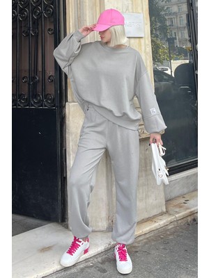 Madmext Boyalı Gri Bisiklet Yaka Arma Detaylı Kadın Eşofman Takımı MG2186