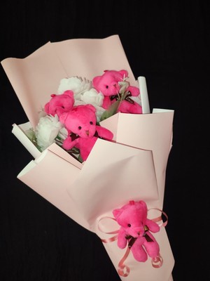 Peluş Ayıcık ve Yapay Karanfil Buketi – Pembe Temalı Hediye
