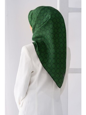 Vissona %100 Twill Ipek Monogram Desenli Zümrüt Yeşili Renkli 90X90 Eşarp Dikim Şekli : El Dikişi