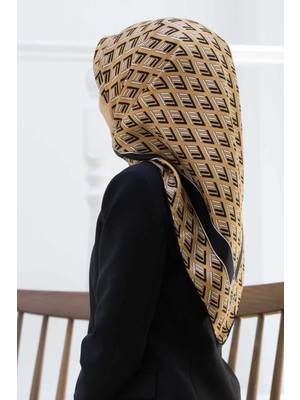 Vissona %100 Twill Ipek Geometrik Desenli Gold- Siyah Renkli 90X90 Eşarp Dikim Şekli : El Dikişi