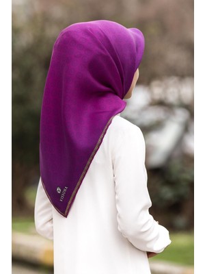 Vissona %100 Twill Ipek Monogram Desenli Mürdüm Renkli 90X90 Eşarp Dikim Şekli : El Dikişi