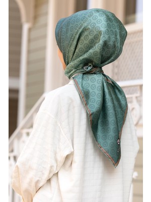 Vissona %100 Twill Ipek Monogram Desenli Benetton Yeşili Renkli 90X90 Eşarp Dikim Şekli : El Dikişi