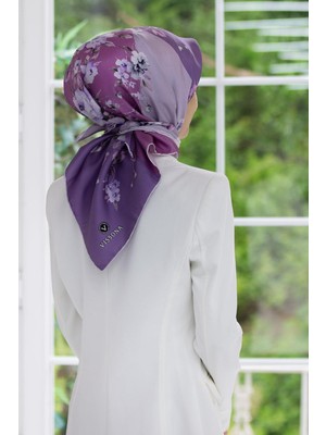 Vissona %100 Twill Ipek Geometrik ve Çiçek Desenli Pembe - Lila Renkli 90X90 Eşarp Dikim Şekli : El Dikişi