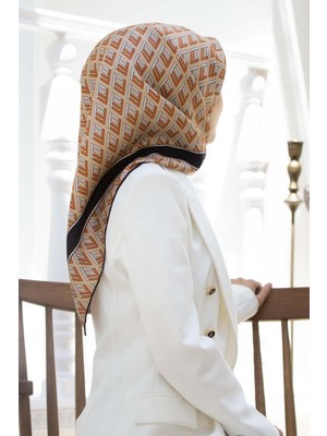 Vissona % 57 Ipek % 43 Viskon Twill Ipek Geometrik Desenli Bej - Taba  Renkli 90X90 Eşarp Dikim Şekli : El Dikişi