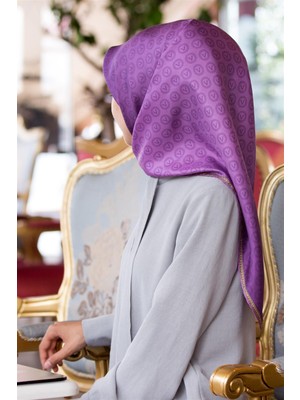 Vissona % 57 Ipek % 43 Viskon Twill Ipek Monogram Desenli Mor Renkli 90X90 Eşarp Dikim Şekli : El Dikişi