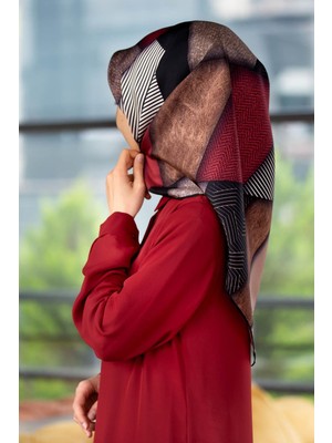 Vissona %100 Twill Ipek Dokulu ve Geometrik Desenli Bordo - Bej Renkli 90X90 Eşarp Dikim Şekli : El Dikişi