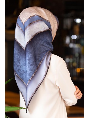 Vissona % 57 Ipek % 43 Viskon Twill Ipek Dokulu Geometrik Desenli Indigo - Gri Renkli 90X90 Eşarp Dikim Şekli : El Dikişi