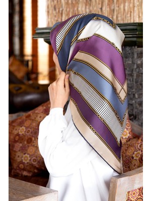 Vissona %100 Twill Ipek Zincir Detaylı Geometrik Desenli Indigo - Mor Renkli 90X90 Eşarp Dikim Şekli : El Dikişi