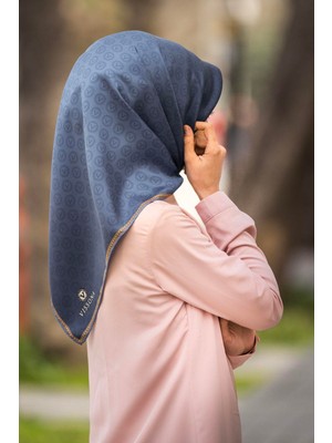 Vissona %100 Twill Ipek Monogram Desenli Indigo Renkli 90X90 Eşarp Dikim Şekli : El Dikişi