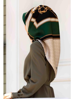 Vissona %100 Twill Ipek Monogram ve Barok Desenli Zümrüt Yeşili - Krem Renkli 90X90 Eşarp Dikim Şekli : El Dikişi