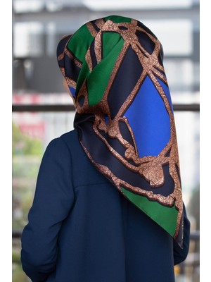 Vissona % 57 Ipek % 43 Viskon Twill Ipek Gold Efektli Geometrik Desenli Lacivert - Zümrüt Yeşili Renkli 90X90 Eşarp Dikim Şekli : El Dikişi