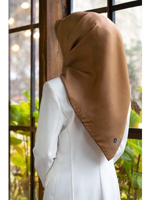 Vissona %100 Twill Ipek Düz Camel Renkli Daha Tok Exclusive Serisi 90X90 Eşarp Dikim Şekli : El Dikişi