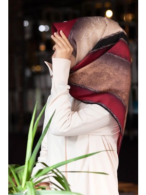 Vissona %100 Twill Ipek Dokulu Geometrik Desenli Bordo - Siyah Renkli 90X90 Eşarp Dikim Şekli : El Dikişi
