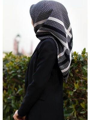 Vissona %100 Twill Ipek Bantlı Monogram Desenli Siyah - Krem Renkli 90X90 Eşarp Dikim Şekli : El Dikişi