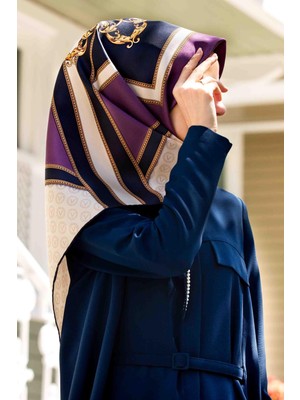 Vissona %100 Twill Ipek Monogram ve Barok Desenli Lila - Lacivert Renkli 90X90 Eşarp Dikim Şekli : El Dikişi