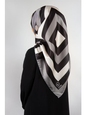 Violla Twill Geometrik Desenli Gümüş Renkli 90X90 Eşarp (Ipek Içermez) Dikim Şekli : El Dikişi