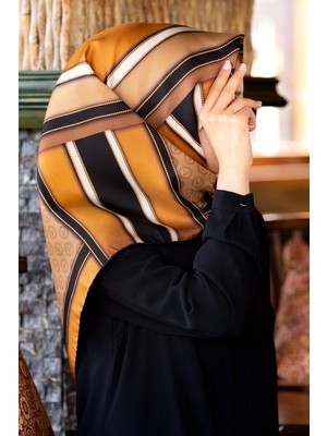Vissona %100 Twill Geometrik Monogram Desenli Gold - Bej Renkli 90X90 Eşarp Kenar Dikiş Şekli : El Dikişli