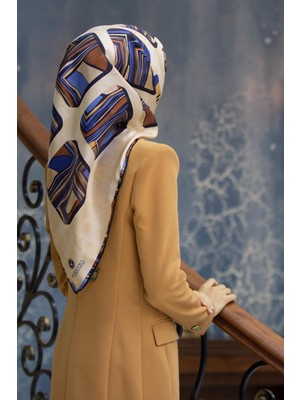 Vissona %100 Twill Ipek Geometrik Kare Desenli Bej - Lacivert Renkli 90X90 Eşarp Dikim Şekli : El Dikişi