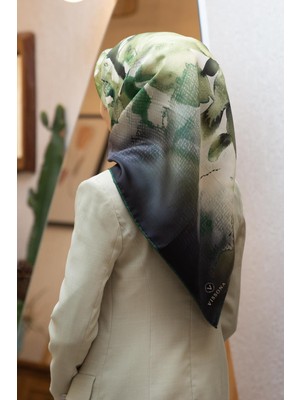 Vissona %100 Twill Ipek Suluboya Çiçek Desenli Zümrüt Yeşili - Haki Yeşili Renkli 90X90 Eşarp Dikim Şekli : El Dikişi
