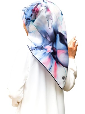 Vissona % 57 Ipek % 43 Viskon Twill Ipek Batik Çiçek Desenli Bebe Mavisi - Pudra Renkli 90X90 Eşarp Kenar Dikiş Şekli El Dikişli
