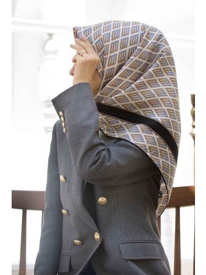 Vissona % 57 Ipek % 43 Viskon Twill Ipek Geometrik Desenli Gri - Bej Renkli 90X90 Eşarp Dikim Şekli : El Dikişi