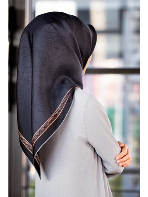 Vissona % 57 Ipek % 43 Viskon Twill Barok Desenli Siyah Renkli 90X90 Eşarp Dikim Şekli: El Dikişi