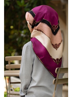 Vissona %100 Twill Ipek Puantiyeli ve Geometrik Desenli Mürdüm - Krem Renkli 90X90 Eşarp Dikim Şekli : El Dikişi