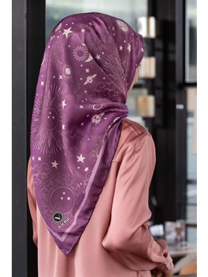 Violla Twill Galaksi Desenli Lila Renkli 90X90 Eşarp (Ipek Içermez) Dikim Şekli : El Dikişi