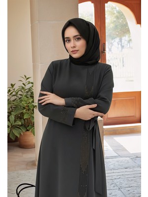 Tesettür Taş Işlemeli Kuşaklı Ferace Özel Tasarım Şık ve Zarif Kadın Tesettür Elbise Modeli