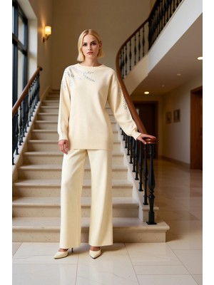 Kadın Alt Üst Payet Işlemeli Triko Kazak ve Geniş Paça Pantolon Takımı ve Rahatlığı Bir Arada Sunar