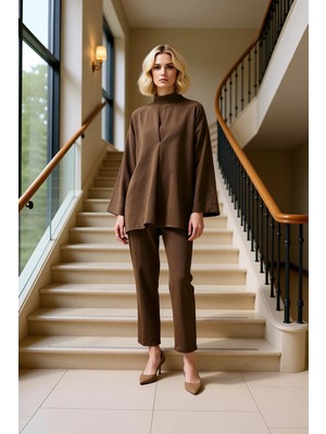 Kadın Alt Üst Rahat Kesim Yüksek Yaka V Detaylı Tunik Bluz ve Düz Paça Pantolon Takımı Fonksiyonel