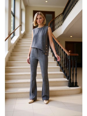 Kadın Alt Üst Örme Takım Modern Tasarım Ispanyol Paça Pantolon ve Düğme Detaylı Kolsuz Bluz Sunar