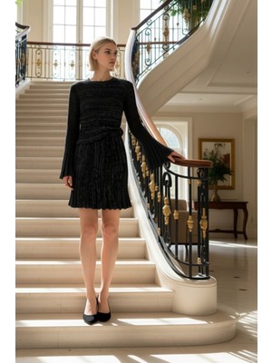 Kadınların Şık Görünümünü Destekleyen Simli Dokulu Triko Kazak ve Etek Takımı Rahat Kesim ve Uzun