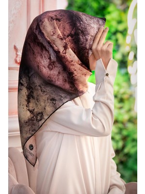 Vissona % 57 Ipek % 43 Viskon Twill Ipek Dokulu ve Geometrik Desenli Pudra - Somon Renkli 90X90 Eşarp Dikim Şekli : El Dikişi