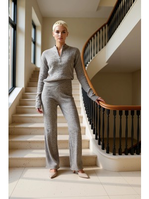 Kadın Alt Üst Fermuarlı Dik Yaka Fitilli Triko Kazak ve Geniş Paça Pantolon Takımı Kışlık ve Şıklık