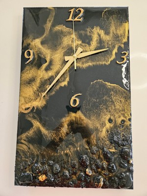 Retroxy Wood Çam Ağacı Üzeri Epoksi Tasarım Duvar Saati – 52X32X2 cm Sessiz Akar Mekanizma