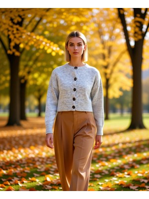 Benerly Kadın Oversize Düğmeli Crop Triko Hırka Yumuşak Dokusuyla ve Rahatlığı Bir Arada Sunar Şık