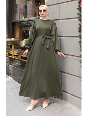 Broşlu Bağcık Detaylı Fitilli Tesettür Elbise 0220-02 Haki