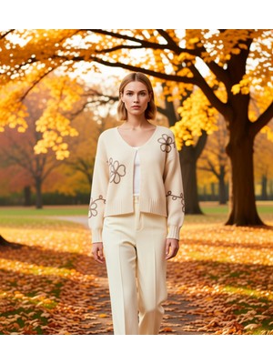 Benerly Kadın Nakış Detaylı V Yaka Oversize Triko Hırka Modern Görünüm ve Konforlu Bir Deneyim Vaat Eder