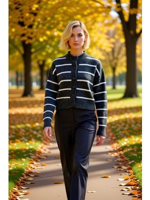 Benerly Kadın Çizgili Yumuşak Dokulu Bisiklet Yaka Crop Kesim Triko Hırka Düğmeli Ön Detaylı Şık Görünüm