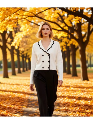 Benerly Kadın Kruvaze Yaka Düğmeli Crop Triko Ceket Düşük Kol Detaylı Zarif ve Şık Bir Görünüm Sunar