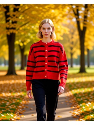 Benerly Kadın Yumuşak Dokulu Çizgili Geniş Kalıp Düşük Omuz Uzun Kollu Önü Düğmeli Rahat Kesim Triko Hırka