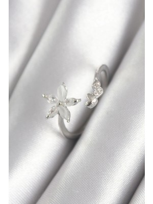 Eco Port Pirinç Gümüş Renk Zirkon Taşlı Çiçek Model Kalp Detay Kadın Yüzük