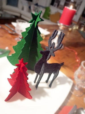 Empressco Yılbaşı Sofra Süsü, Yeşil Çam Ağaçları ve Geyik Figürü, Parti Dekorasyonu