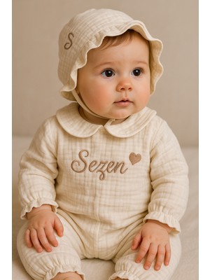 Karsu Tasarım Müslin Hastane Çıkış Seti Isimli Nakış Işlemeli %100 Pamuk Mevlüt Seti (Yakalı Tulum Şapka Eldiven)