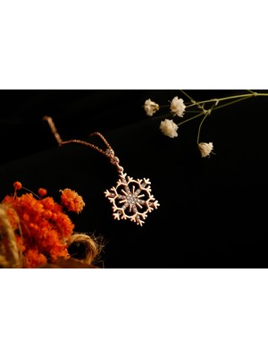 Silvesra Kristal Çiçek Kolye