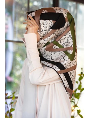 Vissona %100 Twill Ipek Geometrik ve Çatlak Desenli Taba - Haki Renkli 90X90 Eşarp Dikim Şekli : El Dikişi