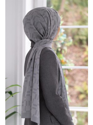 Vissona Lüks Medine Ipeği Monogram Desenli Gri Renkli 75X195 Kırışmaz Şal Moss Krep Dikiş Tipi Italyan Dikişli