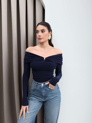 Esra Helvacı Yaka Broşlu Açık Omuz Bluz