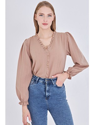 Armonika Kadın Açık Vizon Yakası ve Önü Fırfır Detaylı Kolları Lastikli Uzun Kollu Bluz ARM-25K001030